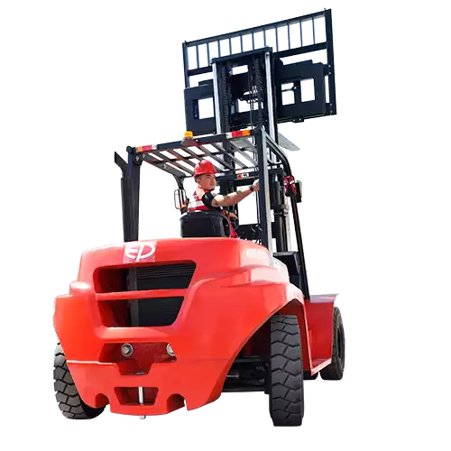 montacargas de combustion conduciendo de reversa