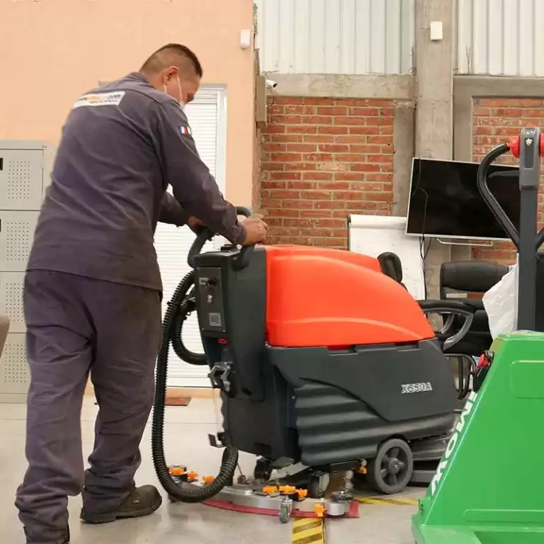 foto de barredora industrial en oficina